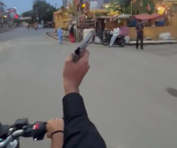 पटना में बेलगाम हुए अपराधी, बीच सड़क चलाई धाएं-धाएं गोलियां, देखें फायरिंग का लाइव वीडियो