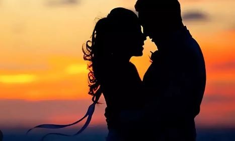 स्कूल में महिला के साथ रंगरेलियां मना रहे थे मास्टर साहब, कैमरे में कैद हो गई की ‘गंदी करतूत’, लोगों ने देखा तो कर दी धुनाई