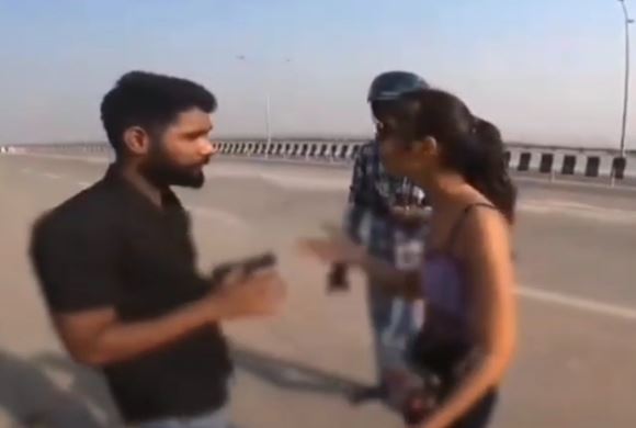 मरीन ड्राइव पर जब प्रेमी-प्रेमिका के बीच पहुंचा EX, तो मच गया भयंकर बवाल, देखें Viral वीडियो