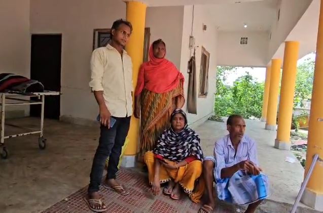 सड़क किनारे मिला युवक का शव, परिजन बोलें-यह हादसा नहीं हत्या