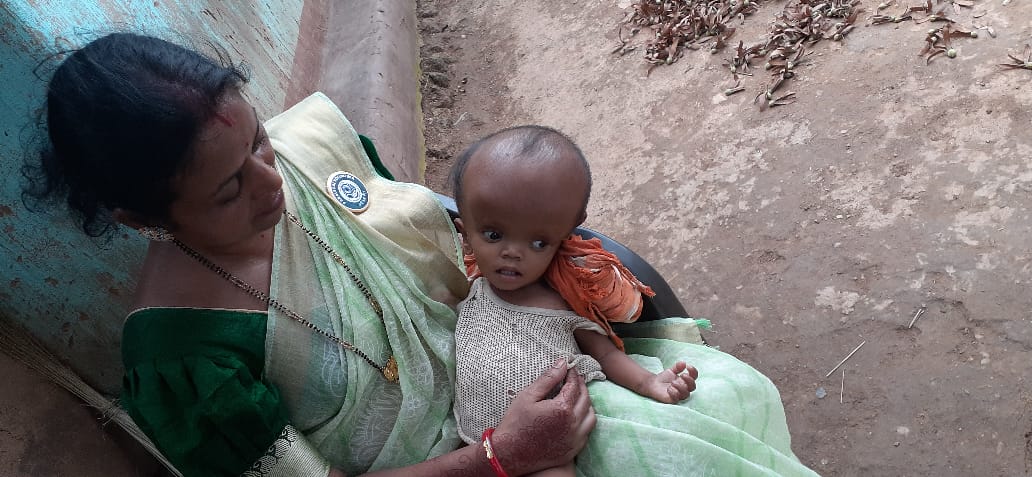 स्वास्थ्य व्यवस्था को मुंह चिढ़ा रहा है झारखंड का ये गांव, आज भी झांड़-फूंक से चल रहा है काम, अब खतरे में पड़ी बच्ची की जान