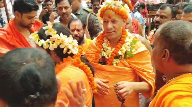देवघर पहुंचे निरंजनी अखाड़ा के महामंडलेश्वर स्वामी कैलाशानंद गिरी, बैद्यनाथ धाम में की पूजा-अर्चना