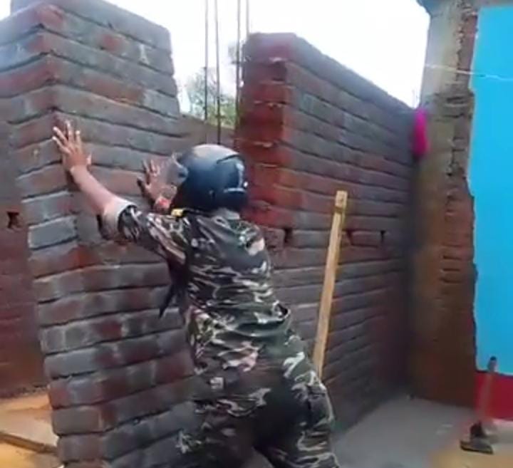 गिरिडीह:वन विभाग की बड़ी लापरवाही, गिड़गिड़ाती रही महिला लेकिन ढा ह दी अबुआ आवास की दीवार, किया अभद्र व्यवहार