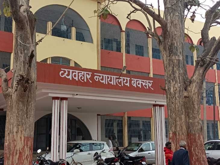 बक्सर नरसंहार के आरोपियों के घर पर चला बुलडोजर तो होश आया ठिकाना, दो ने किया आत्मसमर्पण, बाकियों पर भी शिकंजा कसने की तैयारी तेज