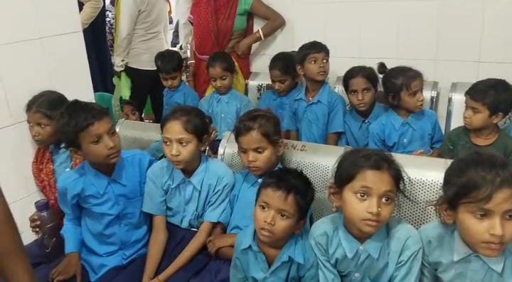 बक्सर के इस स्कूल में मिड डे मील खाने से 55 बच्चे बीमार, फूड पॉयजनिंग की आशंका, परिजनों में आक्रोश