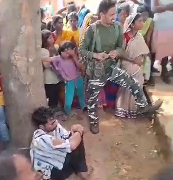 गिरिडीह में युवक की हत्या बाद बवाल, ग्रामीणों ने आरोपी की जमकर की पिटाई फिर किया पुलिस के हवाले