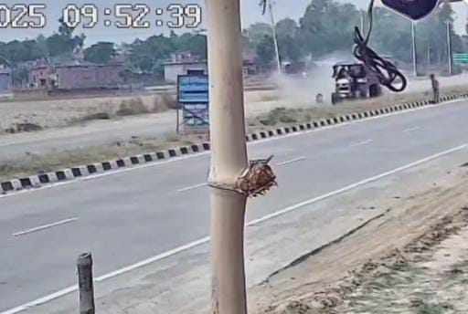 ओह गॉड! कार और बाइक के बीच भयानक टक्कर, 4 दोस्त 14 फ़ीट हवा में उड़े और सब खत्म, देखिए हादसे का भयंकर वीडियो