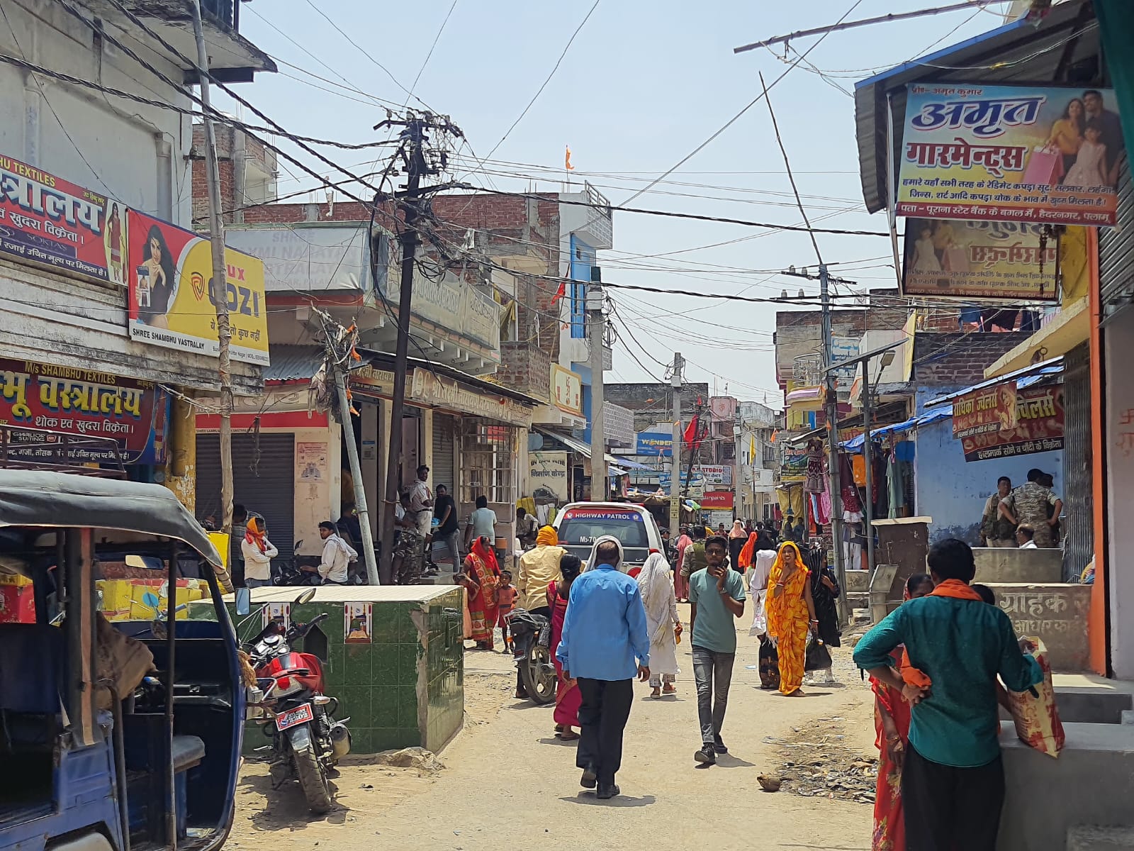 हैदरनगर में दलित लड़की के साथ बीच बाजार छेड़खानी, दो गुट में तनाव,छावनी में तब्दील बाजार, देखिए वीडियो