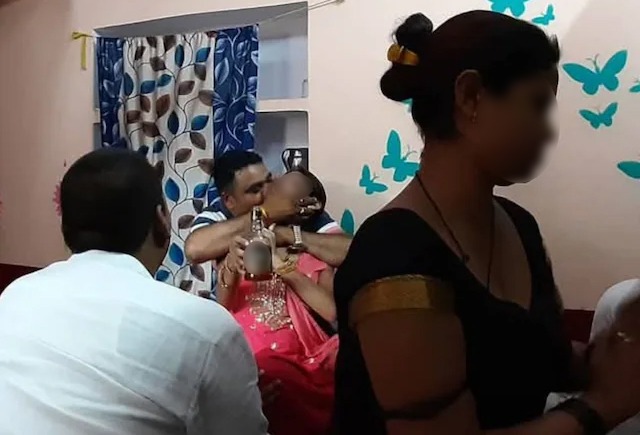 शराब के नशे में 'शबाब' के साथ करने लगे 'डर्टी कांड', नेता जी का वायरल हो गया वीडियो