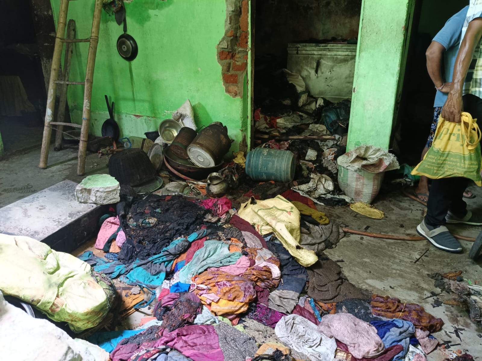 Big Breaking: ऐसी दबंगता-चाचा के घर में घुसकर भतीजे ने ताबड़तोड़ फोड़ दिए बम, दो बच्चियां हुई घायल, पहुंची पुलिस