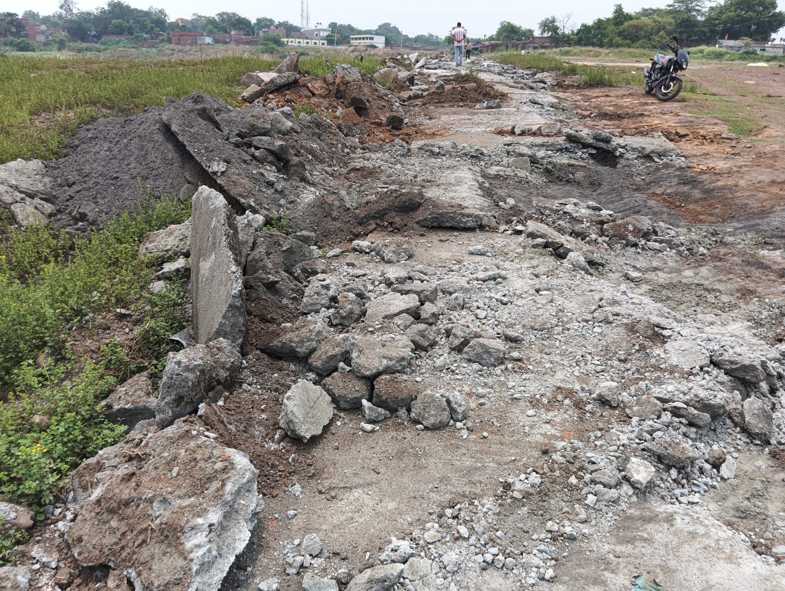 झरिया के रंगदारों ने पुलिस को दी चुनौती, रंगदारी के लिए 1100 फीट सड़क को जेसीबी से कबाड़ दिया, पढ़िए क्या हुई है शिकायत !