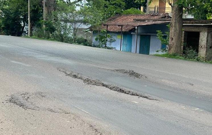 भ्रष्टाचार की भेंट चढ़ी करोड़ों की लागत से बननेवाली चाईबासा की यह सड़क, एक महीने में ही धंसने लगी सड़क