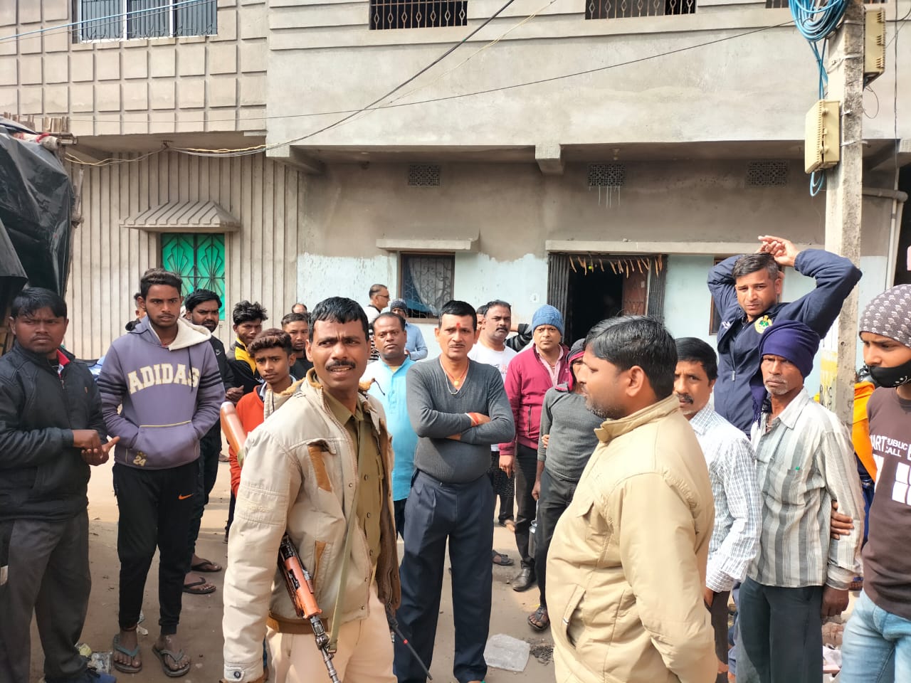  गार्ड के घर पंखे से लटका मिला मैनेजर का शव 