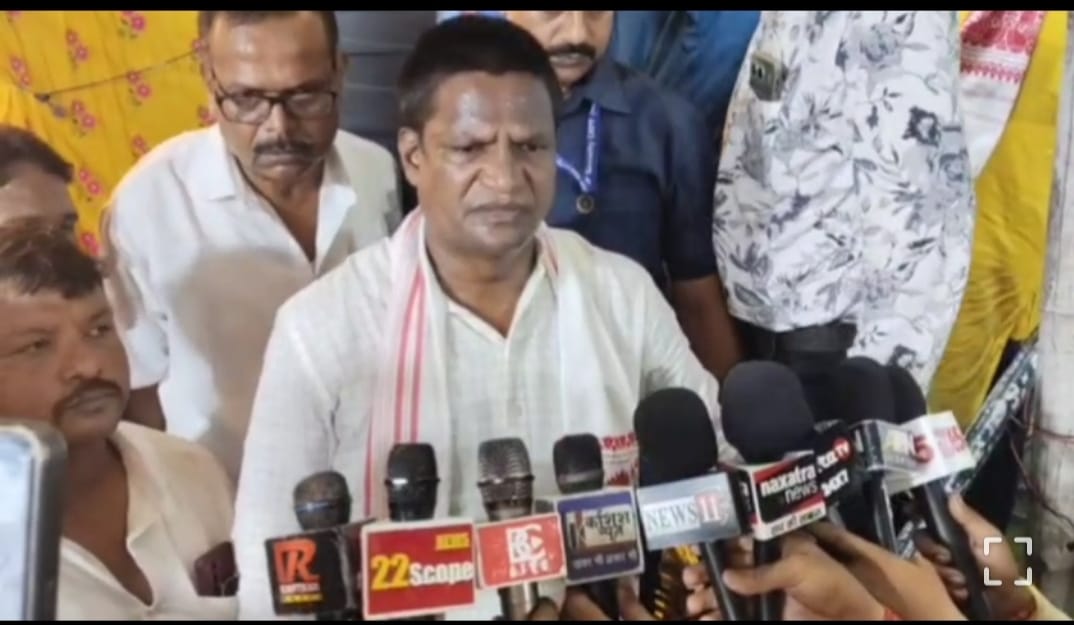 धनबाद के सांसद ढुल्लू महतो को क्यों पसंद आ रहा लालू प्रसाद का स्टाइल, पढ़िए इस रिपोर्ट में !