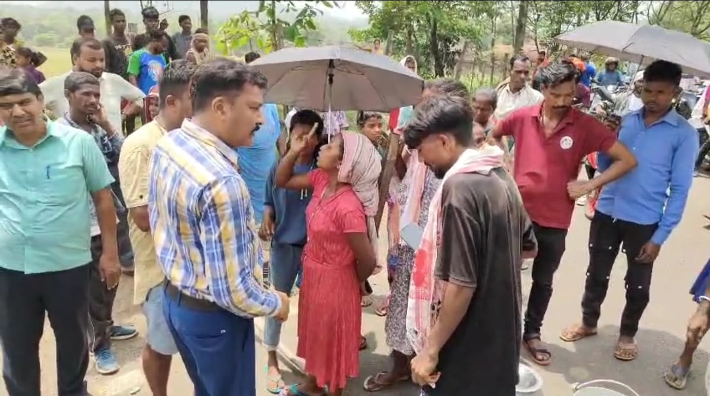 पाकुड़:पेयजल की मांग को लेकर ग्रामीणों ने किया सड़क जाम, तो प्रशासन को देना पड़ा आश्वासन