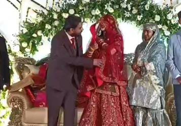 जब घूंघट लिए स्टेज पर लाल जोड़े में पहुंची खान सर की दुल्हनियां, तो  देखते रह गये लोग, सोशल मीडिया पर छा गई जोड़ी
