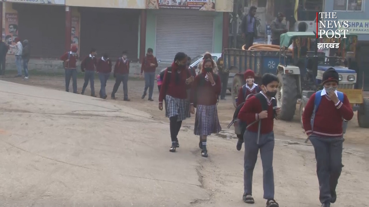 उत्साह के साथ स्कूल वापस लौटने को तैयार बच्चे, अभिभावकों में खुशी