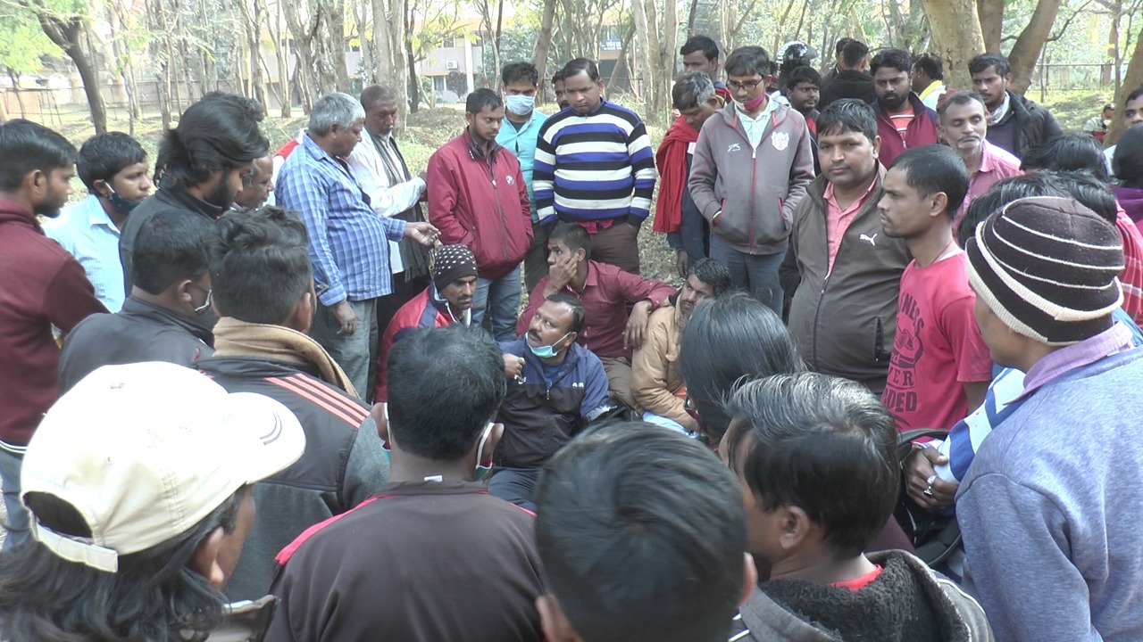 दुकानदारों को रास नहीं आ रही सरकार की सुझायी जगहें, कहा - बेहतर हो जंगल में लगाने दें दुकान