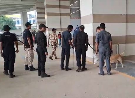 अहमदाबाद से पटना आ रही इंडिगो की फ्लाइट में बम की सूचना से हड़कंप, यात्रियों की अटकी सांसें, मची अफरातफरी