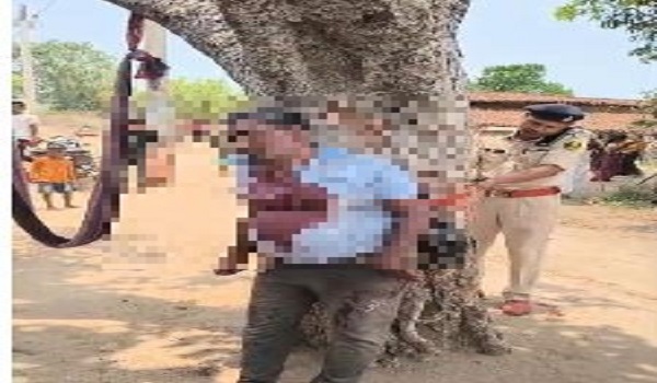 शर्मनाक! रेप पीड़िता का इलाज करने पहुंचे डॉक्टर को पेड़ से बांधकर पीटा, देखते रहे ग्रामीण