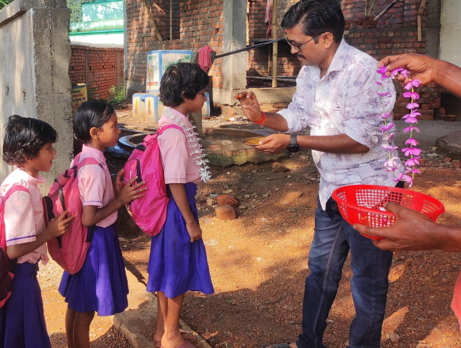 अरे वाह ! गर्मी की लंबी छुट्टियों के बाद जब स्कूल पहुंचे मासूम, तो हुआ ऐसा स्वागत कि खिल गये चेहरे