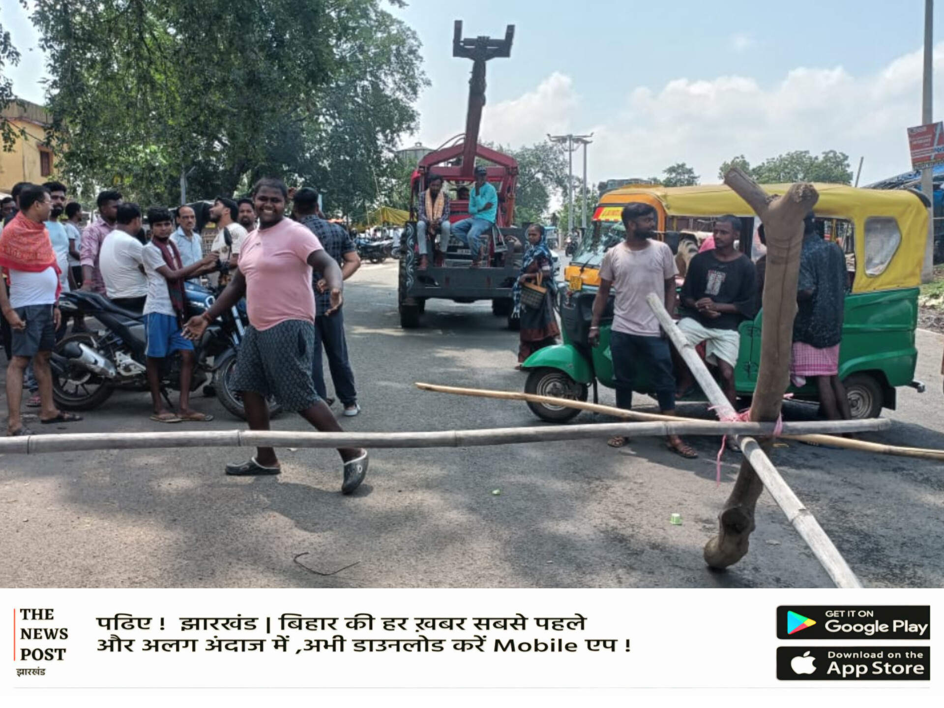 पाकुड़: लो वोल्टेज और बिजली कटौती से नाराज ग्रामीणों ने किया सड़क जाम, घंटों बाधित रहा यातायात