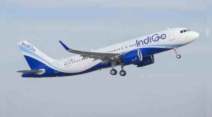 10 हजार फीट उंचाई पर उड़ रहा था विमान, एक यात्री को टॉयलेट में बम लिखा मिला टिश्यू पेपर, फिर क्या हुआ पढ़िए ?. 