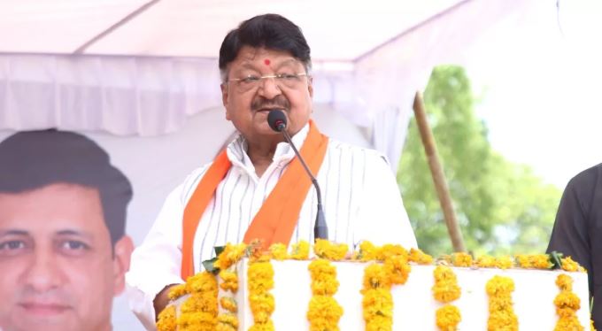 आजकल भाजपा के नेताओं को क्या हो गया है ! अब एमपी के मंत्री कैलाश विजयवर्गीय बोल गये कि ‘कम कपड़े पहनने वाली लड़कियां मुझे पसंद नहीं’  