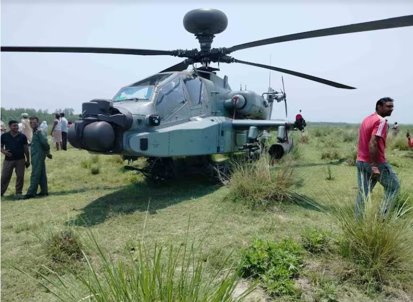 अचानक ये क्या हो गया ! हरे-भरे खेतों में उतर गया वायुसेना का लड़ाकू अपाचे हेलीकॉप्टर, मच गई अफरा-तफरी, फिर जानिए आगे क्या हुआ ?