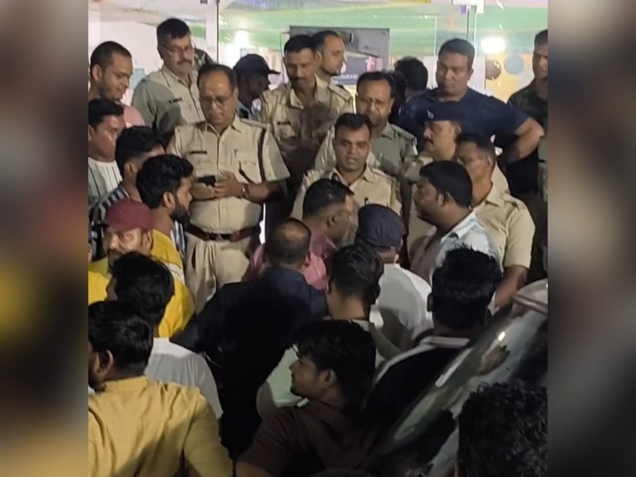 धनबाद के प्रभातम मॉल में  इसलिए भिड़े सांसद  ढुल्लू महतो समर्थक और कांग्रेस नेता रणविजय सिंह के बेटे, फिर क्या हुआ, पढ़िए विस्तार से