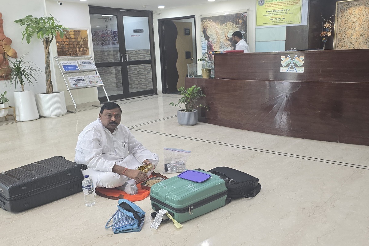झारखंड के विधायक ने दिल्ली में जमीन पर बैठकर क्यों खाया टिफिन, फिर क्या किया,पढ़िए इस रिपोर्ट में