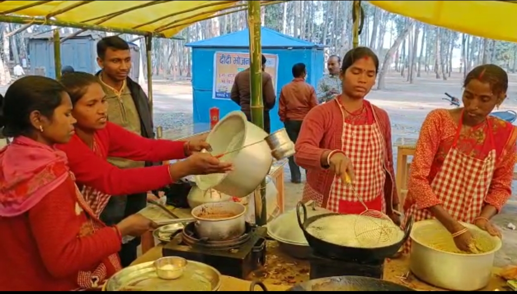 सम्मान के साथ आर्थिक आत्मनिर्भरता : शराब नहीं, अब खाना परोसती हैं महिलाएं