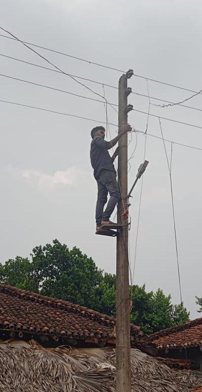 टोका लगा कर जला रहे थे बिजली, विभाग ने ठोंका 52 हजार का जुर्माना