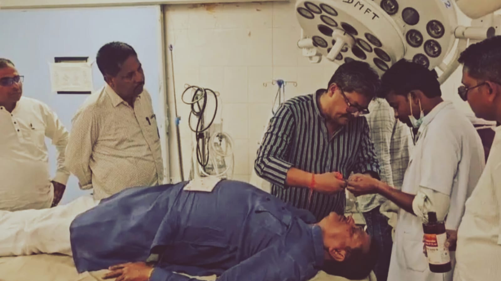 BREAKING : सांसद मनीष जायसवाल हुए घायल, बैटिंग करने के दौरान नाक पर लगी चोट