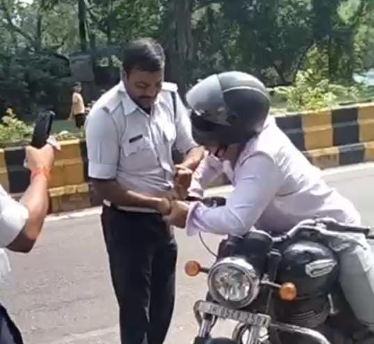 जमशेदपुर ट्रैफिक पुलिस की खुली पोल, हेलमेट पहने शख्स को रोकर की जबरन वसूली, देखें वायरल वीडियो