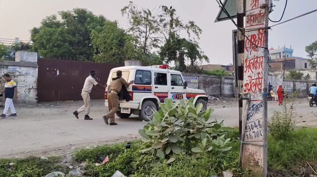 बेतिया में हाईटेक पुलिस की पोल खुली, 112 की जीप बनी 'धक्का एक्सप्रेस', पसीने से तर पुलिस भी न कर सकी स्टार्ट