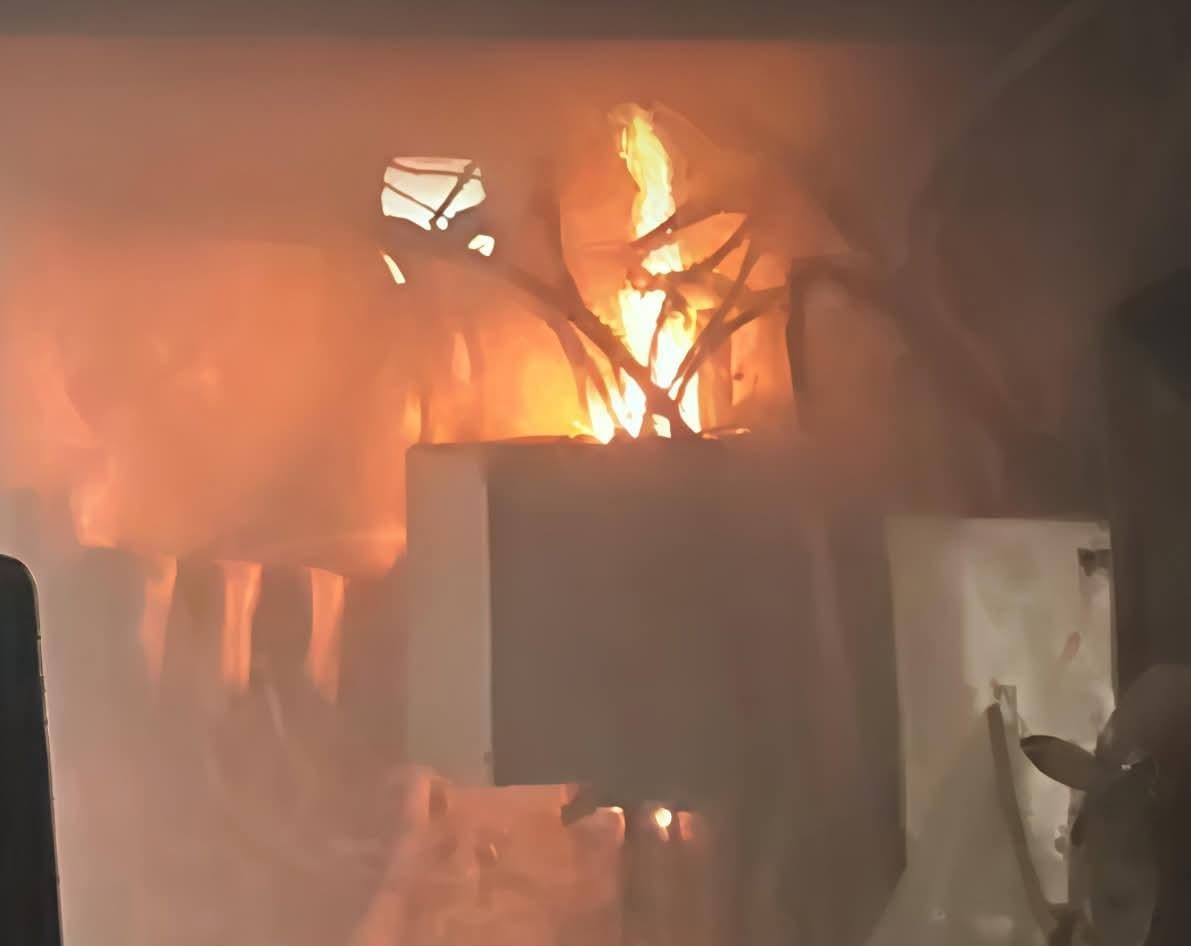 Breaking: धनबाद के पुराने डीसी ऑफिस में लगी आग,  मौके पर मची अफरा-तफरी