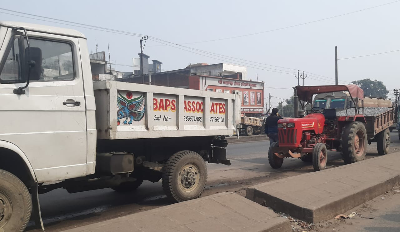 खनिजों के अवैध परिवहन करने वाले बारह  वाहन जब्त , आठ गिरफ्तार 