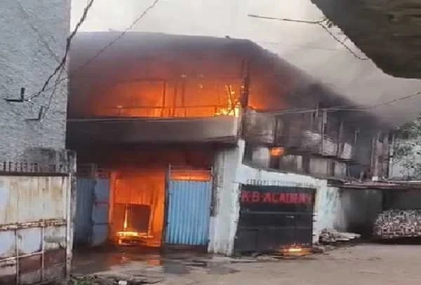 BREAKING: राजधानी रांची के हिंदपीढ़ी इलाके में लगी भीषण आग, कई घरों के सामान जलकर राख, मची अफरातफरी