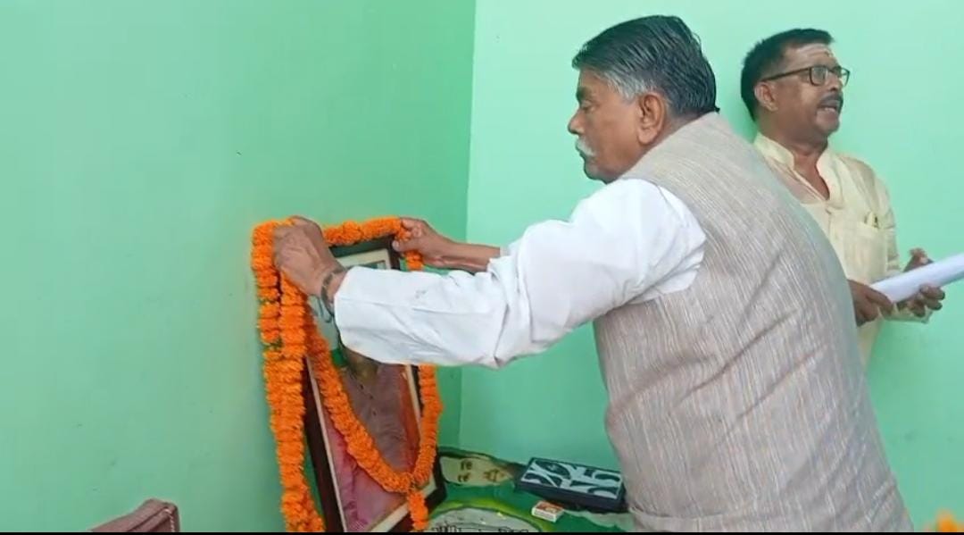 हे राम ये क्या कर दिया! राजद के विधायक जी ने जन्मदिन की बधाई की जल्दी में लालू यादव की फोटो पर माला पहनाकर श्रद्धांजलि दे दी, देखिए Video 