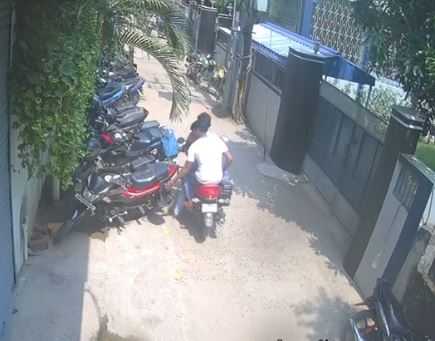 सावधान ! देवघर में हेलमेट चोर सक्रिय, वारदात सीसीटीवी में हुई कैद, देखें वीडियो