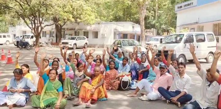 जमशेदपुर:टाटा मोटर्स में एआरसी सिविल मजदूरों का काम ठप्प होने से भूखे मरने को मजबूर हुए सैकड़ों लोग, पढें क्या है मांग 