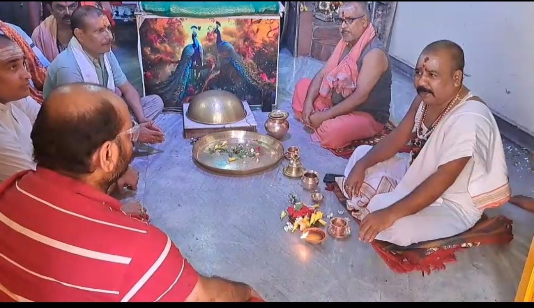 अहमदाबाद विमान हादसा पर बाबाधाम के तीर्थ पुरोहितों ने जताया दुख, दीप जलाकर बाबा बैद्यनाथ से मृत आत्माओं की शांति की कामना की