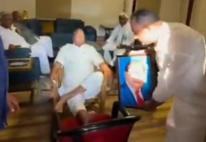 क्या सच में लालू यादव के जन्मदिन पर उनके पैर में रखी गई थी अंबेडकर जी की तस्वीर देखें यह वीडियो