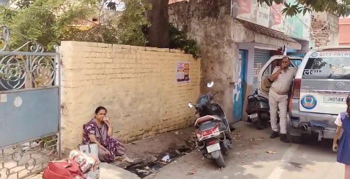 चचेरी ननद ने दिखाया अपना रंग और घर में जड़ दिय ताला, दरवाज़े पर कई घंटे बैठी रही महिला, जानिए हाई-वोल्टेज फैमिली ड्रामा का सच