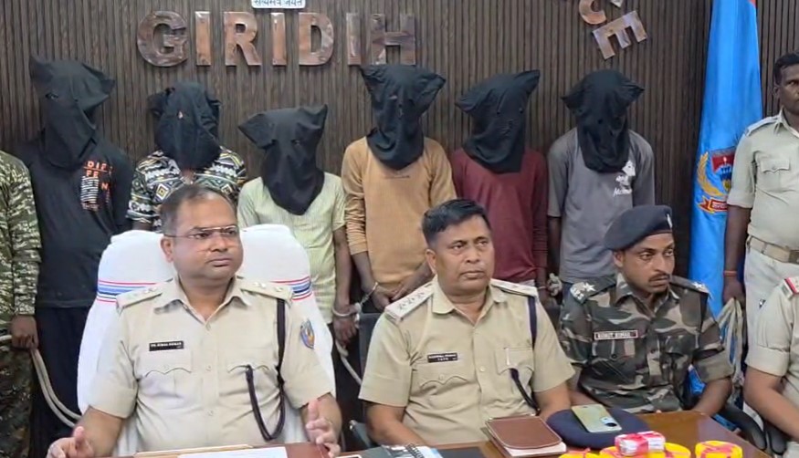 गिरीडीह पुलिस ने 6 लूटेरो को किया गिरफ्तार, हथियार और जेवर बरामद,अपराधियों पर 50 से अधिक मामले दर्ज   