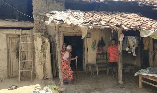 हाय रे हमर सोना झारखंड! जिन्हें मिलना चाहिए आवास योजना का लाभ, उनकी जिंदगी झोपड़ी में कटने को है मजबूर, जानिए पूरी बात