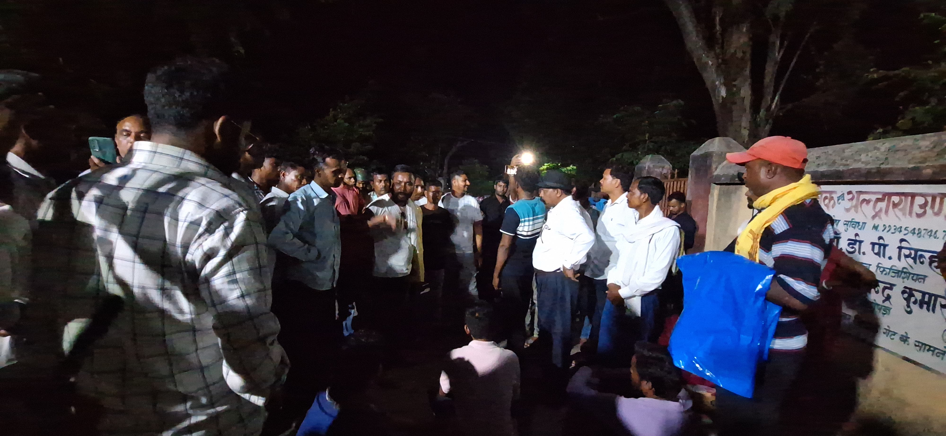 गिरिडीह:गहराता जा रहा है पंचायत सचिव सुसाइड केस, शव को डुमरी के प्रखंड कार्यालय के मुख्य द्वार पर रखकर आंदोलन शुरु