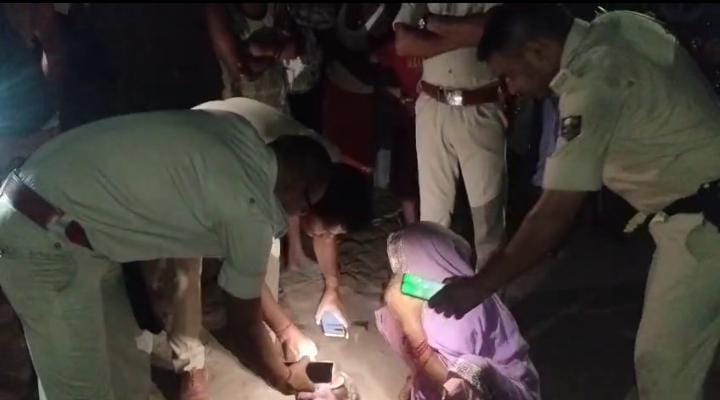 शर्मनाक ! जमीन बना इस बुजुर्ग की जान का दुश्मन, बंटवारे को लेकर अपने ही बेटों ने किया ऐसा हाल की सहम गया पूरा गांव