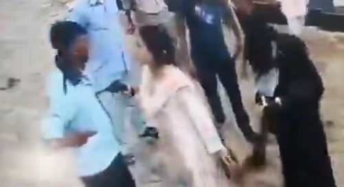 CNG भराने को लेकर लड़की ने सेल्समैन के सीने पर तान दी पिस्तौल, फिर क्या था मच गई अफरा-तफरी, देखिए वायरल वीडियों